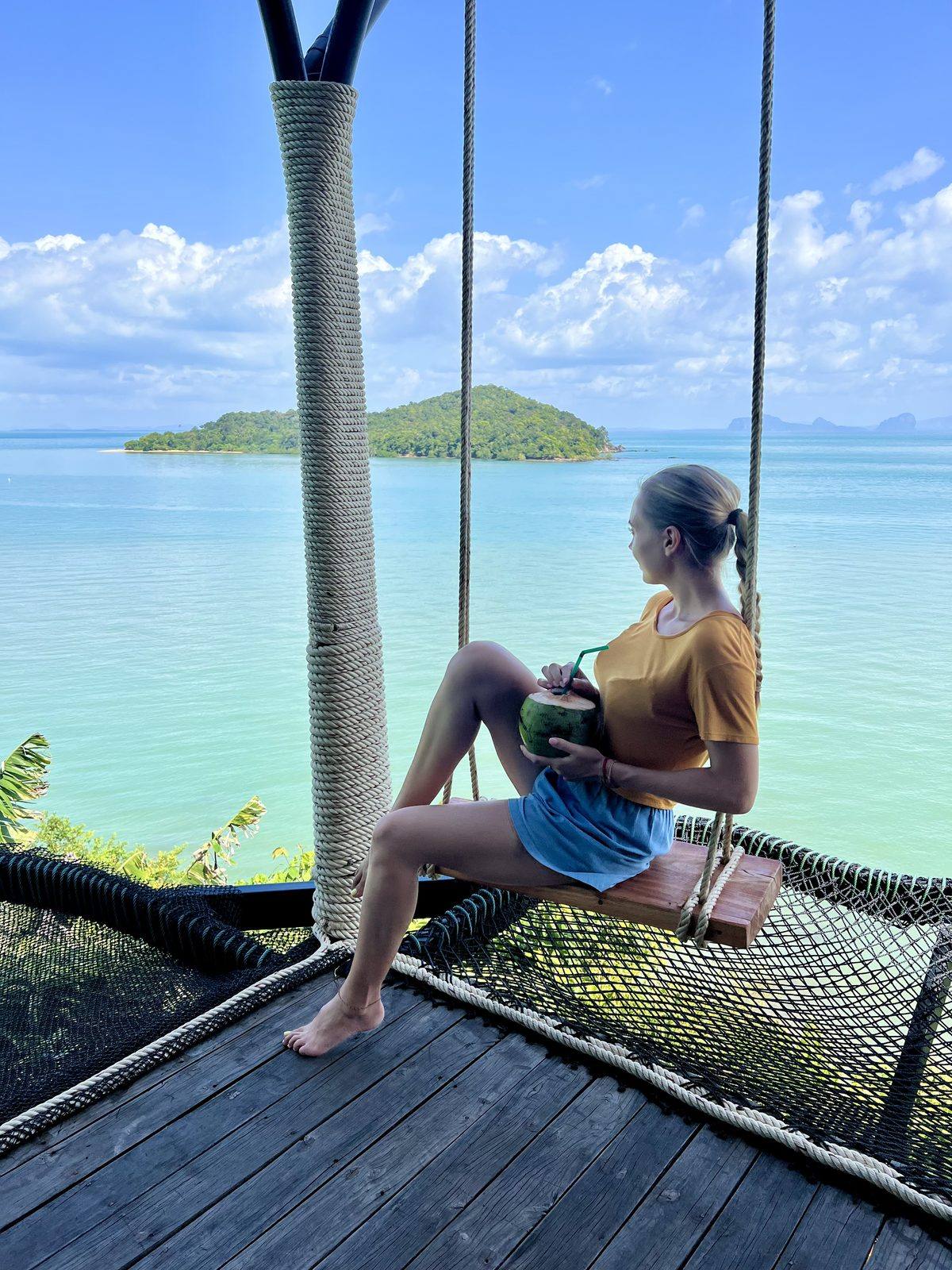 Anaïs sur une balançoire face à la mer