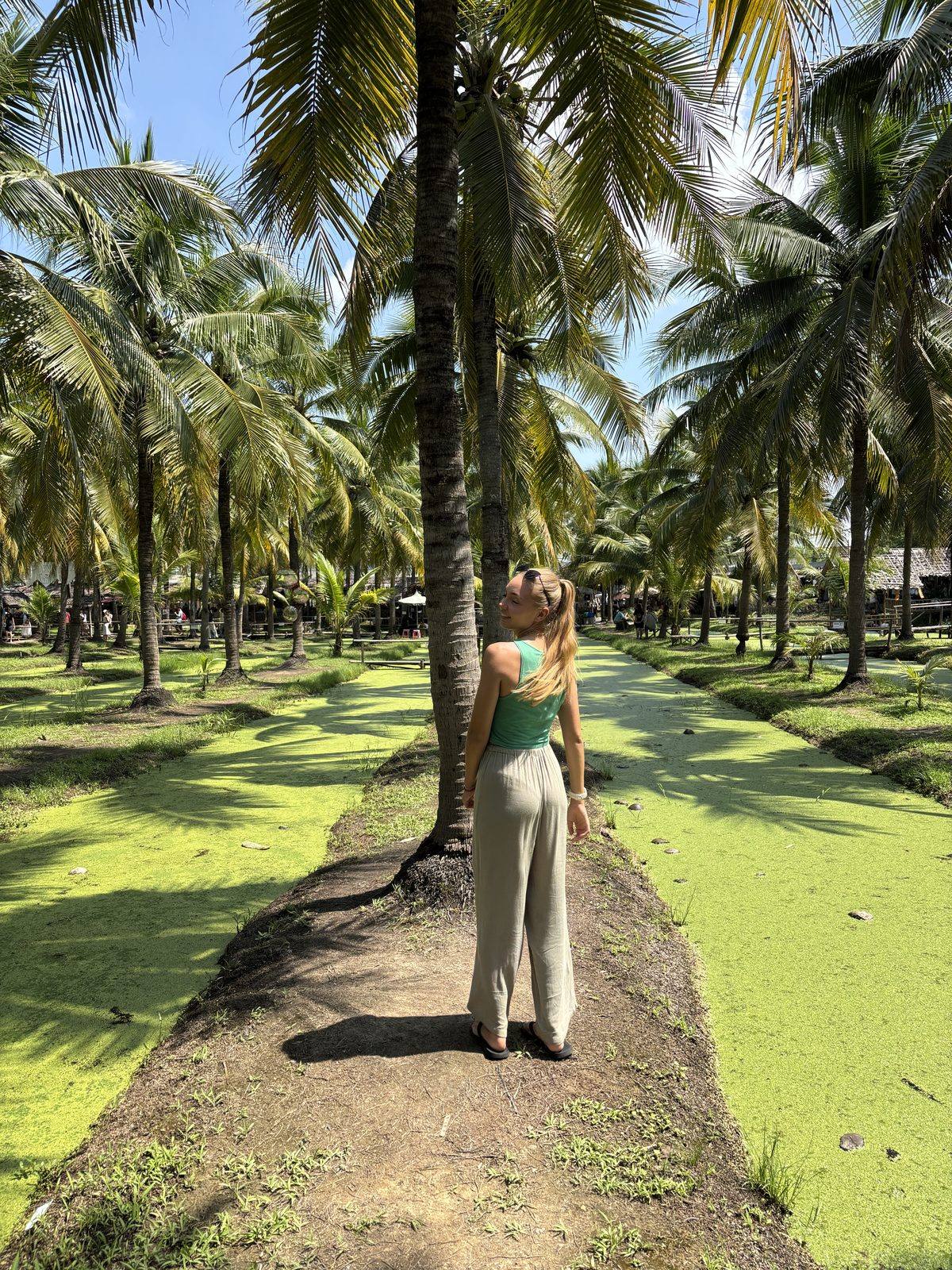 Anaïs sous les cocotiers en Thaïlande
