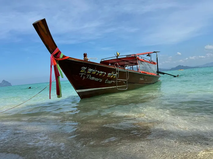 Long-tail boat traditionnel amarré sur la plage