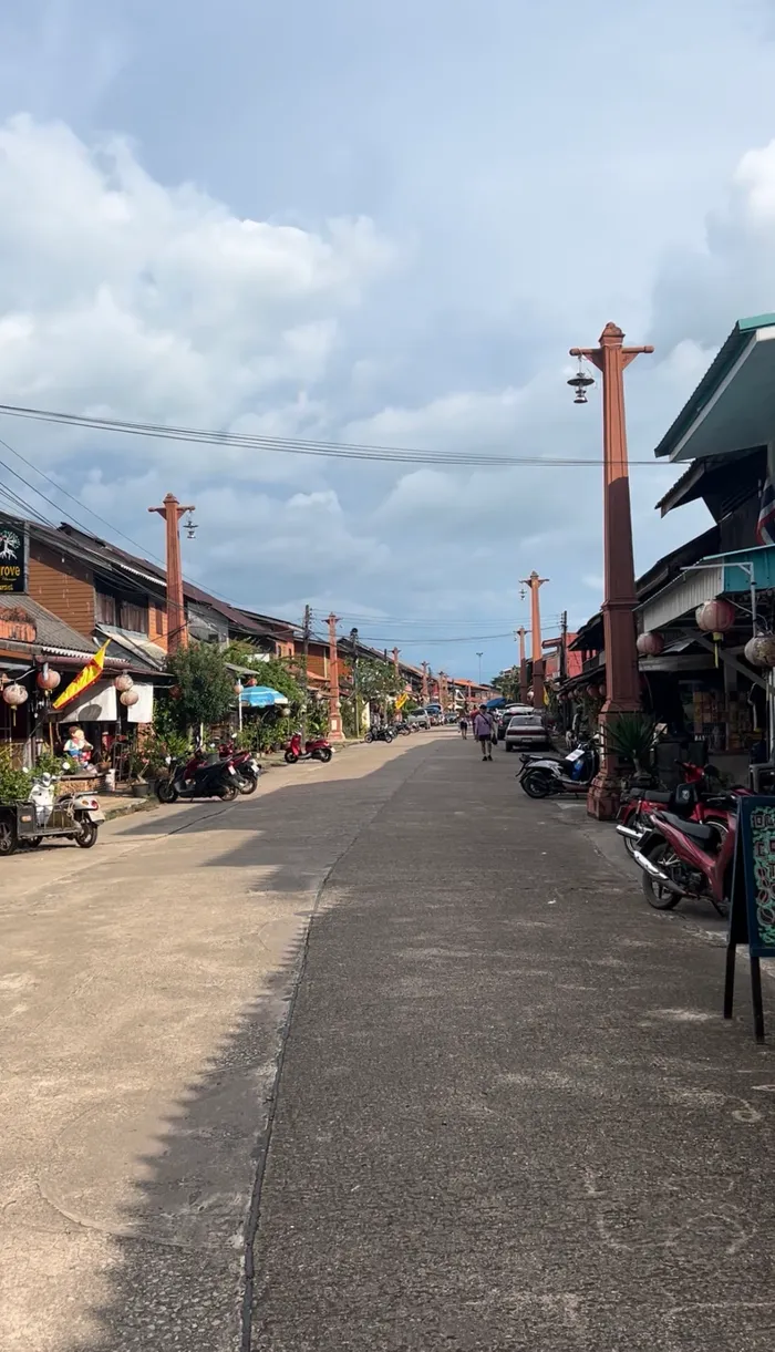 Rue de Koh Lanta Old Town et ses poteaux sculptés
