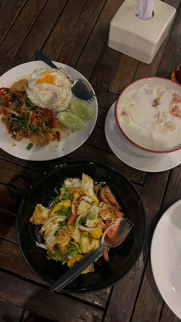 Plats thaïlandais locaux — pad kra pao, soupe coco
